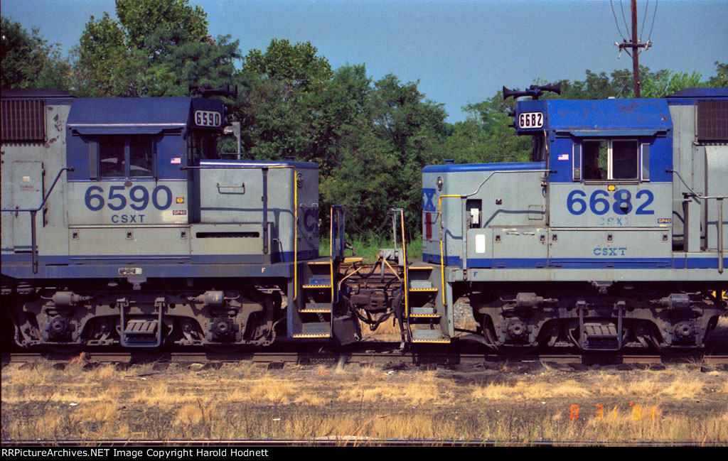 CSX 6590 & 6682 exhibit differences in similar paint scheme